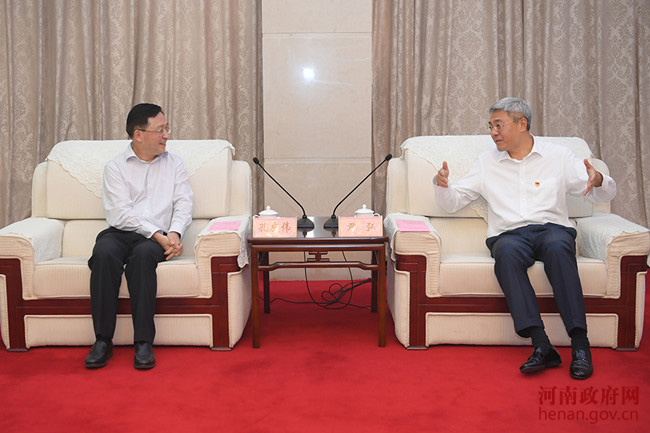 尹弘與中國(guó)太保集團(tuán)董事長(zhǎng)孔慶偉會(huì)談并出席簽約儀式