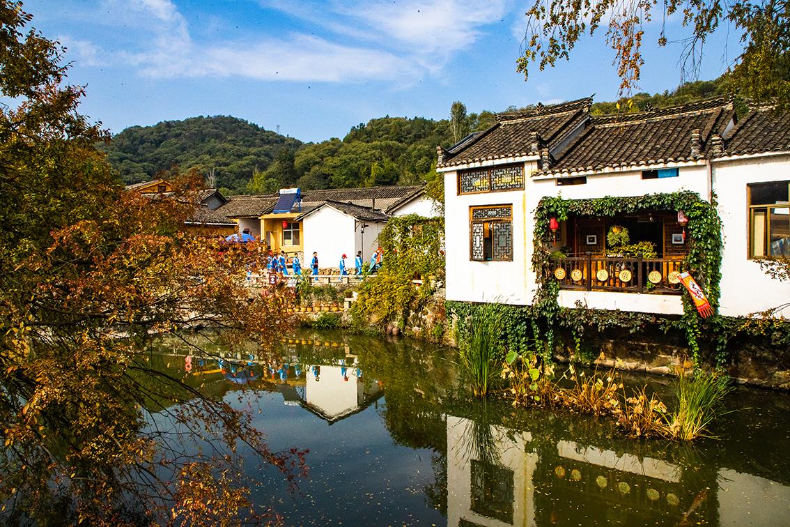 中國鄉(xiāng)村旅游新殺出一匹“黑馬”，人們都往這跑，深秋旅游真火爆