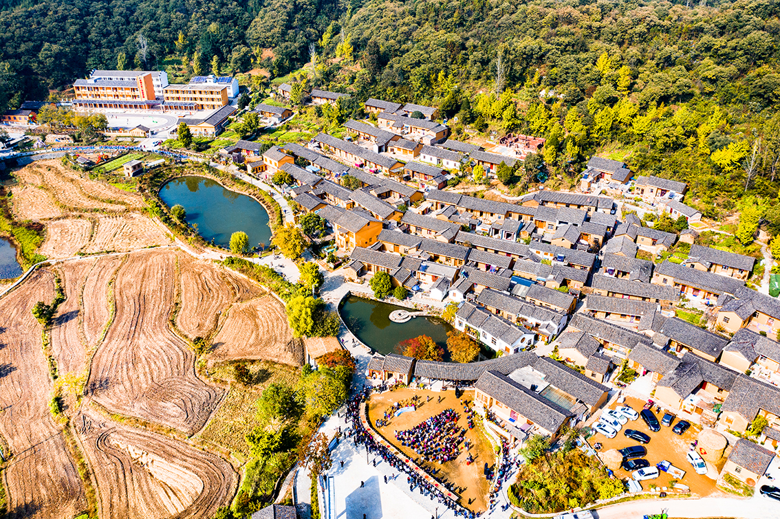 中國鄉(xiāng)村旅游新殺出一匹“黑馬”，人們都往這跑，深秋旅游真火爆