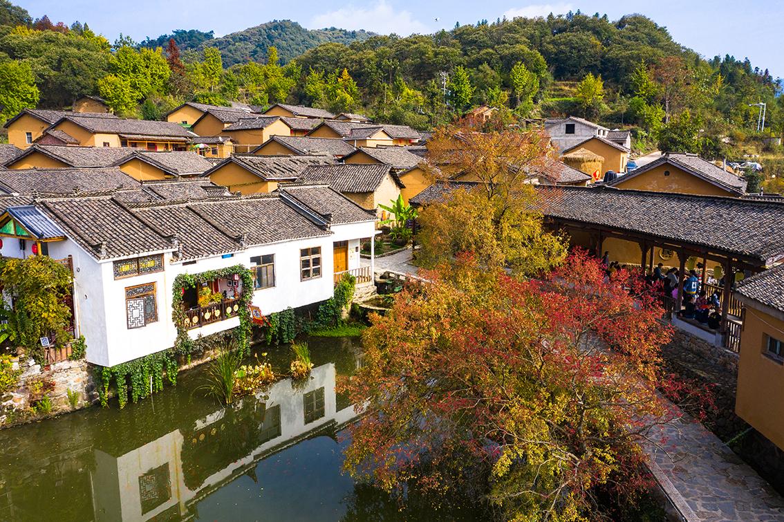 中國鄉(xiāng)村旅游新殺出一匹“黑馬”，人們都往這跑，深秋旅游真火爆