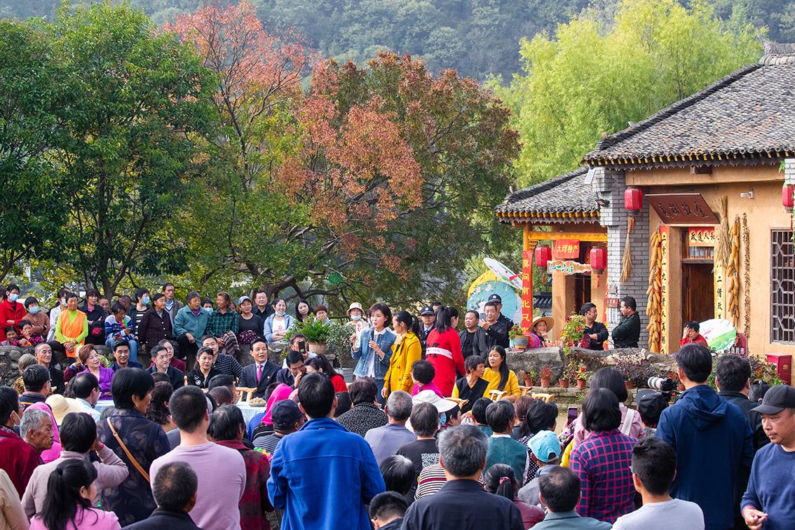 中國鄉(xiāng)村旅游新殺出一匹“黑馬”，人們都往這跑，深秋旅游真火爆