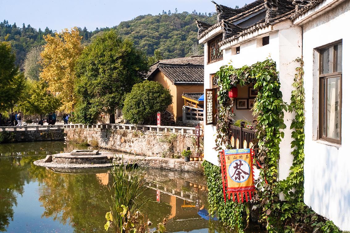 中國鄉(xiāng)村旅游新殺出一匹“黑馬”，人們都往這跑，深秋旅游真火爆