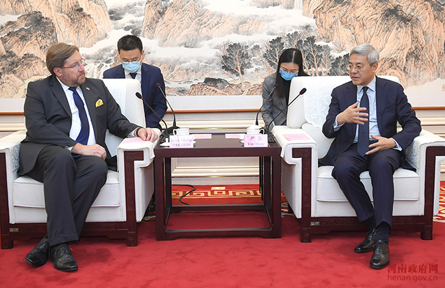 尹弘與克羅地亞駐華大使達(dá)里歐·米海林會談