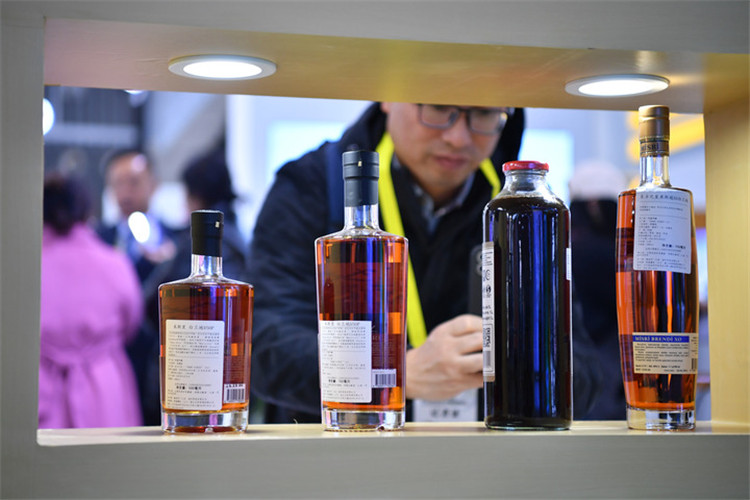 11月16日，觀眾在第七屆絲博會上參觀阿塞拜疆展位上的酒水產(chǎn)品。新華社記者 邵瑞 攝