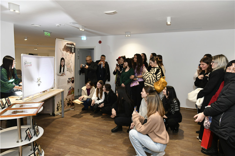 圖為觀眾欣賞帶有“你好中國”標識的皮影展示。 布加勒斯特中國文化中心供圖。