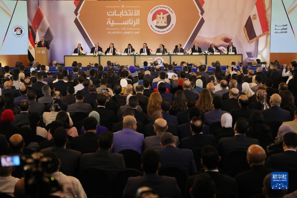 這是12月18日在埃及首都開羅拍攝的埃及全國選舉委員會新聞發(fā)布會現(xiàn)場。新華社發(fā)（艾哈邁德·戈馬攝）