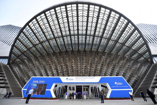 2023年10月30日，參會嘉賓步入長沙國際會議中心。當日，以“全球發(fā)展 共享安全”為主題的博鰲亞洲論壇全球經濟發(fā)展與安全論壇第二屆大會在湖南長沙開幕。新華社記者 陳振海 攝