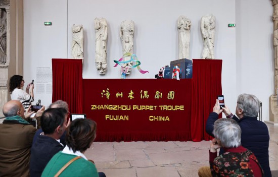 2月10日，在位于法國(guó)巴黎埃菲爾鐵塔附近的“建筑與遺產(chǎn)之城”博物館，觀眾欣賞漳州布袋木偶戲。新華社記者高靜攝