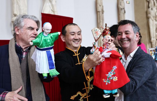 2月10日，在位于法國(guó)巴黎埃菲爾鐵塔附近的建筑與遺產(chǎn)之城博物館，觀眾近距離體驗(yàn)布袋木偶戲。新華社記者高靜攝