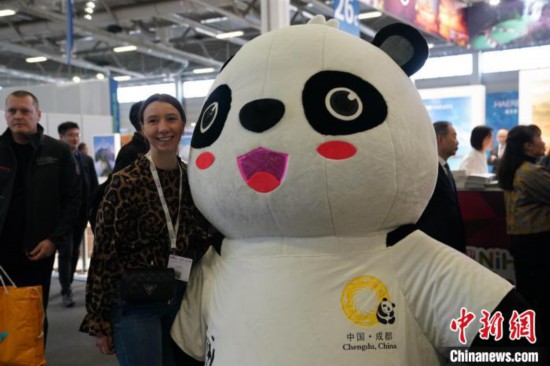 3月5日，2024年柏林國際旅游交易會(ITB)在柏林會展中心拉開帷幕。以“你好！中國”為主題的中國展區(qū)當(dāng)日亮相展會。圖為觀眾與大熊貓人偶合影。中新社記者 馬秀秀 攝