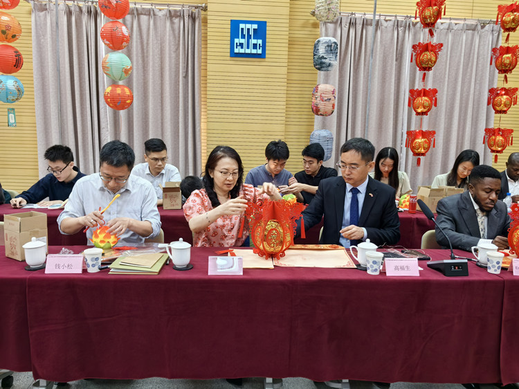 燈籠文化交流活動現(xiàn)場。中建國際中西非公司供圖