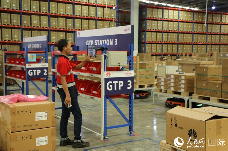 華為5G智能倉庫里，工作人員正在利用智能系統(tǒng)辦公。人民網(wǎng)記者 曹師韻攝