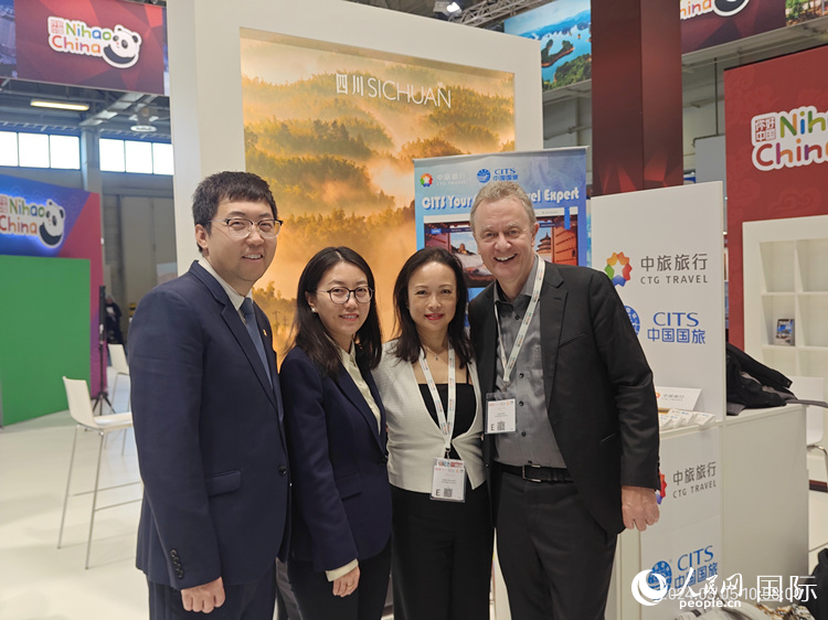 中旅旅行代表與參展客戶在展會上交流互動。 劉偉剛攝