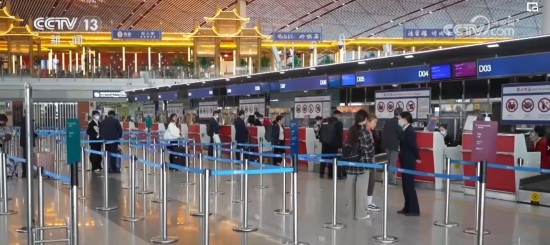 在首都機(jī)場，隨著國際直航航班的增加，旅客出行也更加便捷。