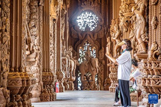 3月29日，游客在泰國(guó)芭堤雅真理圣殿拍照。新華社記者 王騰 攝
