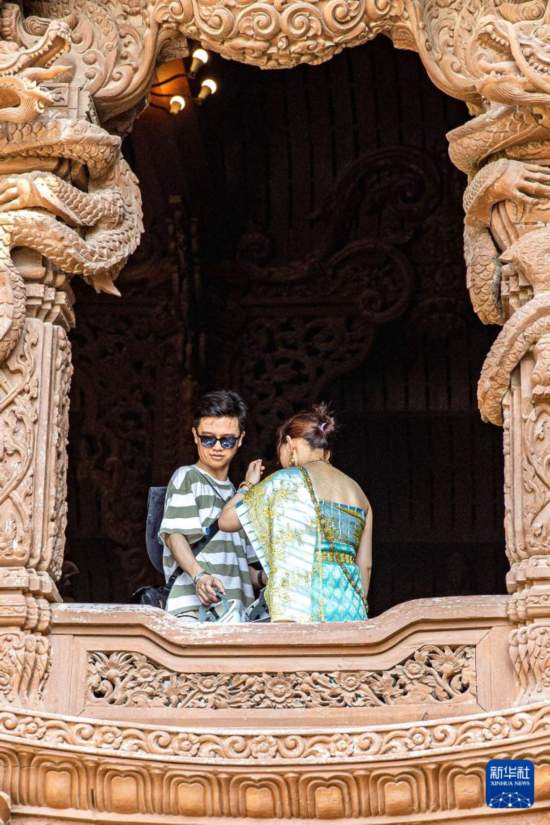 3月29日，游客在泰國(guó)芭堤雅真理圣殿游覽。新華社記者 王騰 攝