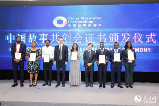 現(xiàn)場頒發(fā)證書。人民網(wǎng)記者 陳博攝