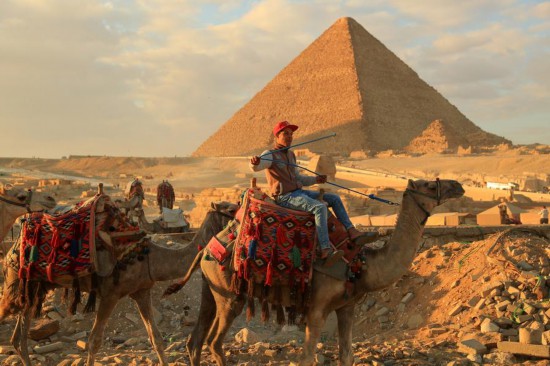 1月24日，商販騎駱駝離開(kāi)埃及吉薩金字塔景區(qū)。新華社記者 隋先凱 攝