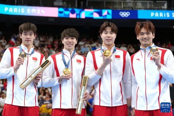 北京時(shí)間8月5日，在巴黎奧運(yùn)會(huì)游泳項(xiàng)目男子4x100米混合泳接力決賽中，中國(guó)隊(duì)以3分27秒46的成績(jī)奪得金牌。圖為冠軍中國(guó)隊(duì)選手徐嘉余、覃海洋、孫佳俊、潘展樂(lè)（從右至左）在頒獎(jiǎng)儀式上。新華社記者 杜宇 攝