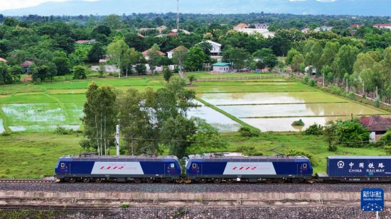 8月5日，由老撾籍火車司機(jī)獨(dú)立駕駛的滿載貨物的列車駛出萬象站，向中國昆明進(jìn)發(fā)（無人機(jī)照片）。新華社發(fā)（楊永全 攝）