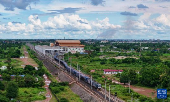 8月5日，由老撾籍火車司機(jī)獨(dú)立駕駛的滿載貨物的列車駛出萬象站，向中國昆明進(jìn)發(fā)（無人機(jī)照片）。新華社發(fā)（楊永全 攝）
