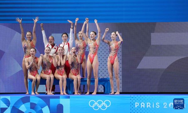 北京時(shí)間8月8日凌晨，巴黎奧運(yùn)會(huì)花樣游泳集體項(xiàng)目的最后一項(xiàng)比賽集體技巧自選在巴黎奧林匹克水上運(yùn)動(dòng)中心舉行。中國隊(duì)奪得花樣游泳集體項(xiàng)目金牌。圖為中國隊(duì)在比賽后慶祝奪冠。新華社記者 薛宇舸 攝