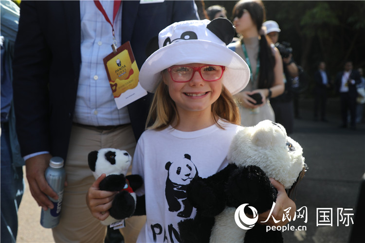 3、當(dāng)天圣迭戈很多市民到動(dòng)物園看大熊貓。 人民網(wǎng)記者 李志偉攝