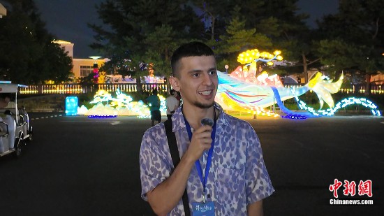 圖為外籍青年李浩然接受采訪。曹淼欣 攝