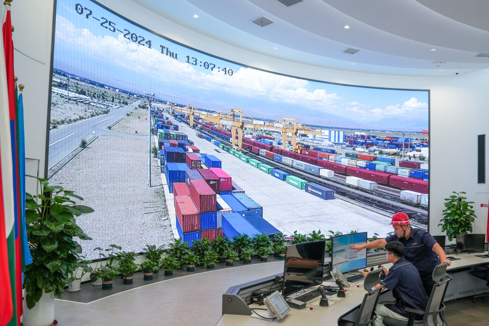 △ 在中哈（連云港）物流合作基地，工作人員通過“中哈物流場站”信息化跟蹤系統(tǒng)查看集裝箱運輸情況（2024年7月25日攝）。